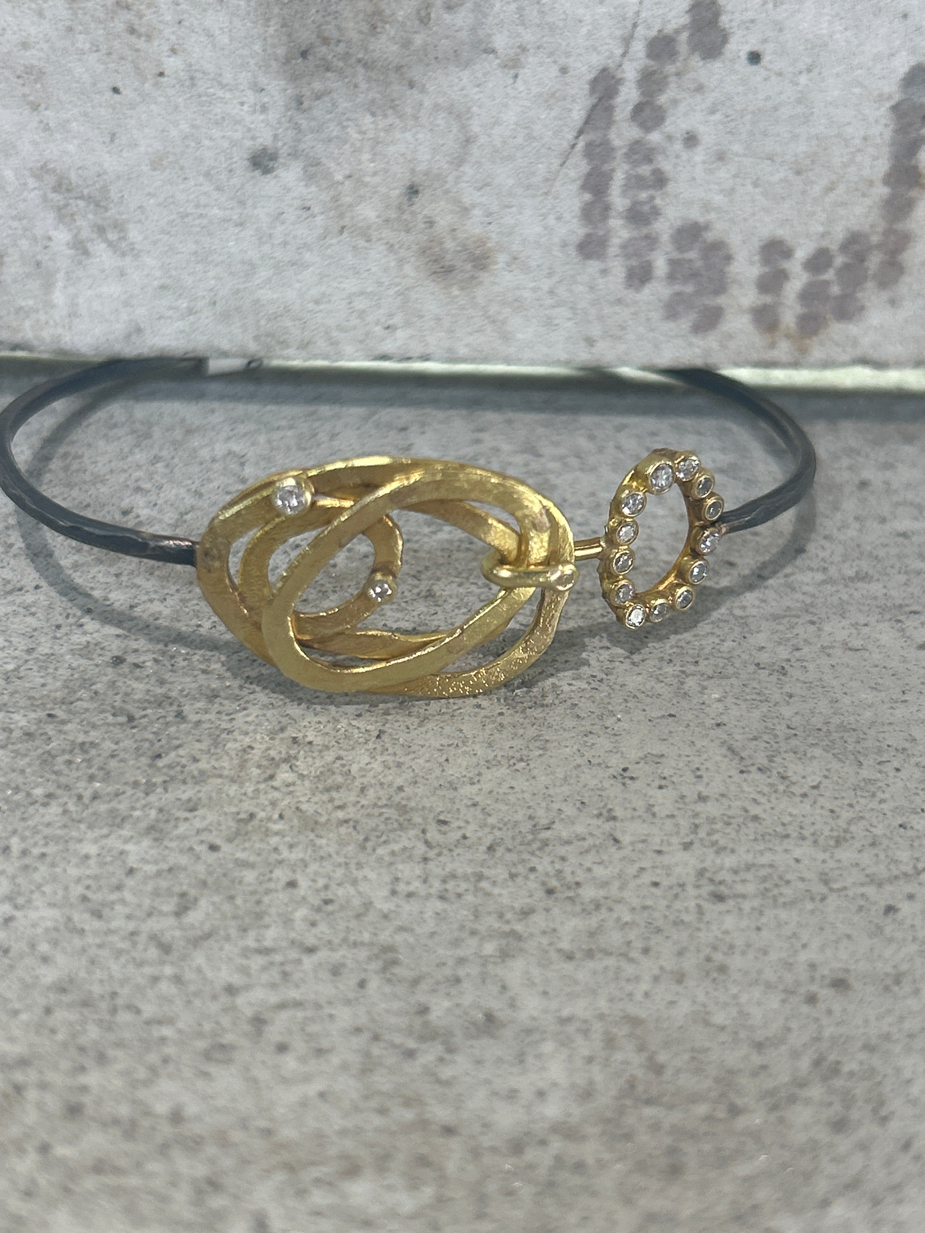 Golden Knot & Halo Bracelet