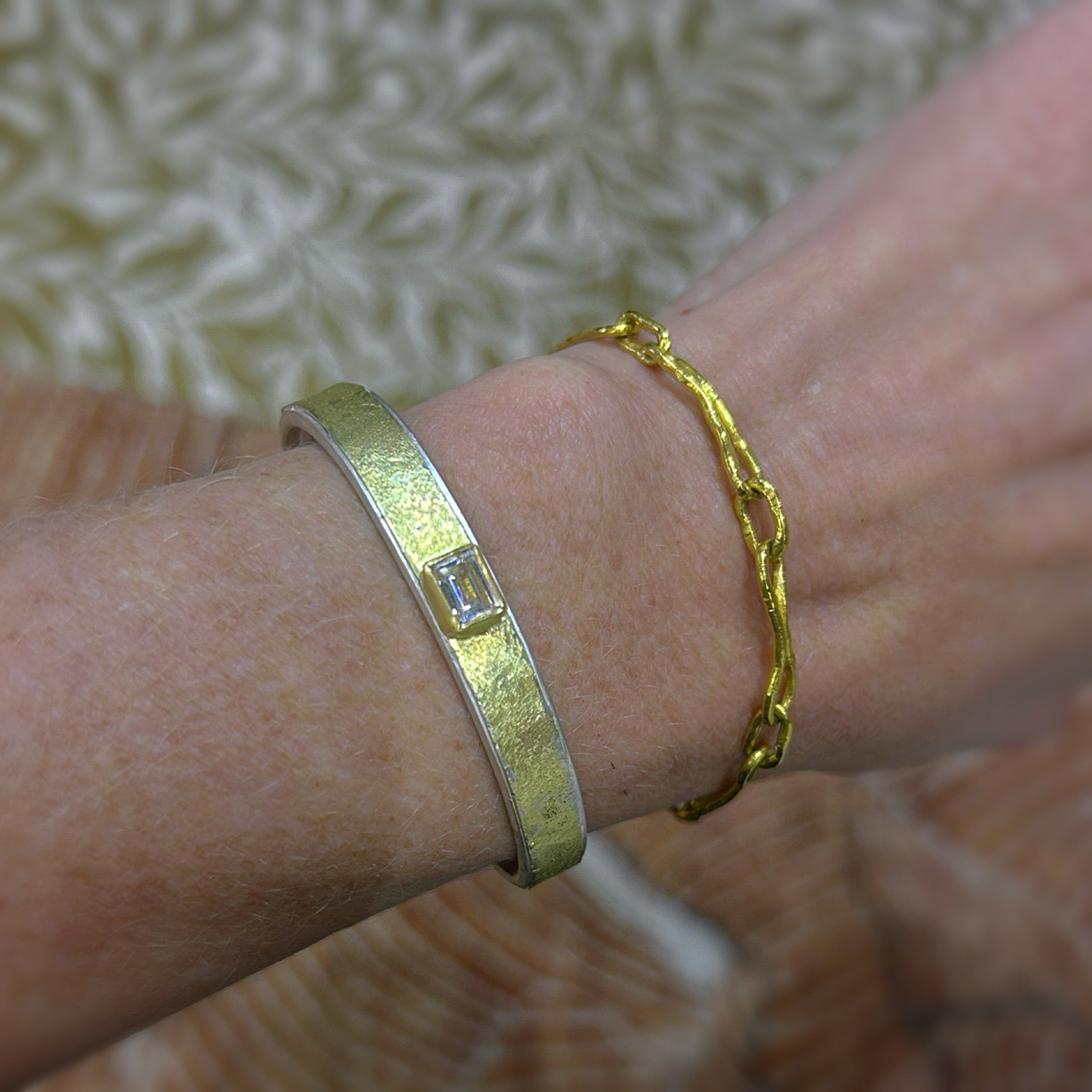 18k Ribbon cuff with CZ