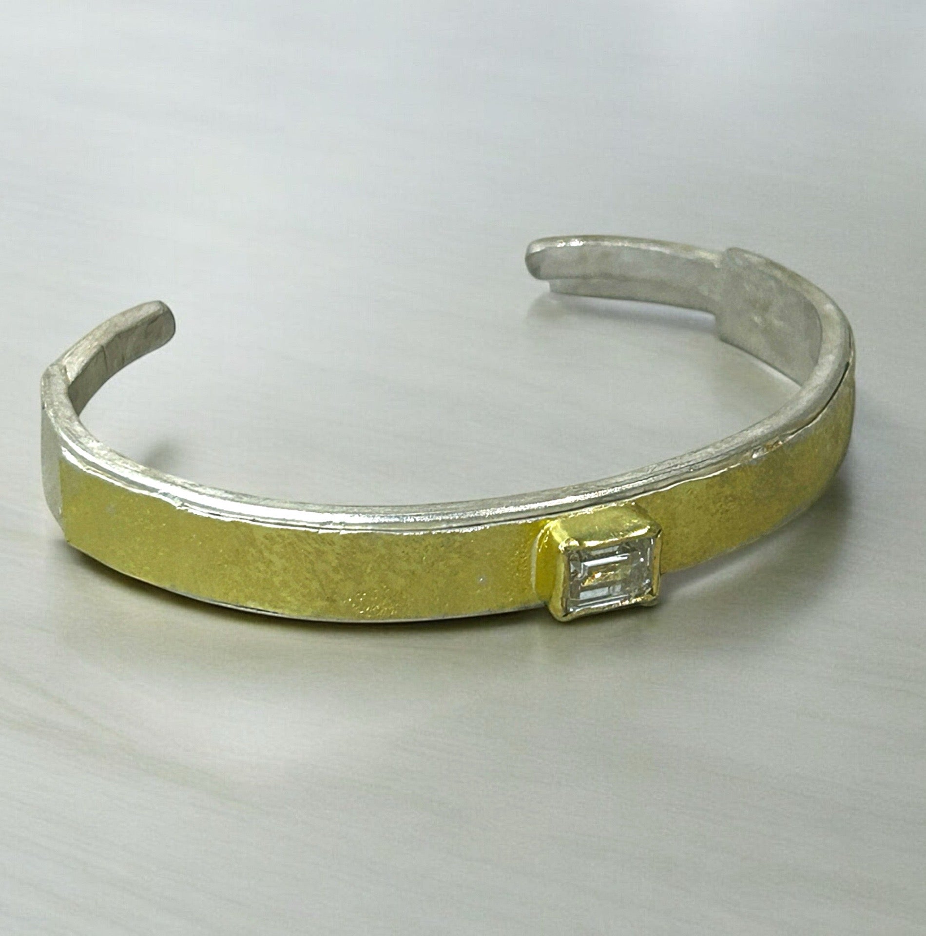 18k Ribbon cuff with CZ